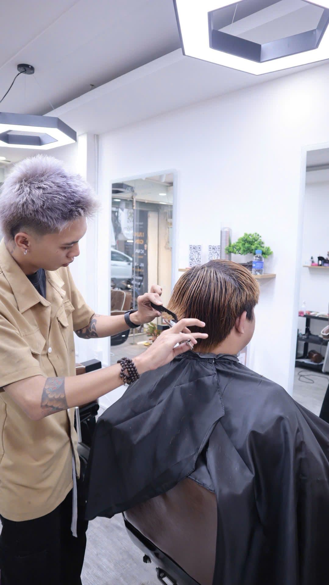 Barber đang tạo kiểu tóc